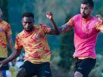 Samuel-Balinsa-dan-Julian-Guevara-saat-berebut-bola-dalam-sesi-latihan-Arema-FC.jpg