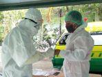 Satgas-Covid-19-RSUD-SMART-Pamekasan-saat-hendak-merawat-pasien-Covid-19-memakai-APD.jpg