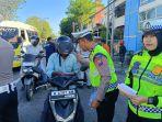 Sejumlah-Anggota-Satlantas-Polres-Sampang-menjalankan-Operasi-Patuh-Semeru-2024.jpg