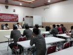 Sejumlah-Ketua-KPPS-Desa-Jelgung-Kecamatan-Robatal-mendatangi-Kantor-KPU-Sampang.jpg