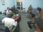 Sejumlah-pecinta-budaya-kerapan-sapi-di-Sampang-menggruduk-kantor-Disporabudpar.jpg