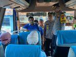 Sejumlah-supir-bus-saat-menjalankan-tes-urine-di-Terminal-Trunojoyo-Sampang.jpg