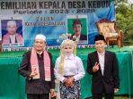 Seorang-pengantin-perempuan-Nur-Hasanah-diapit-usai-nyoblos-di-Pilkades-Bangkalan.jpg