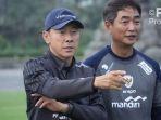 Shin-Tae-yong-memberi-instruksi.jpg