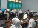 Siswa-SMAN-2-Pamekasan-sedang-mengerjakan-soal-TKA-berbasis-komputer-dan-full.jpg