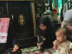 Siti-Fatimah-menyeka-air-matanya-setelah-mendengar-suara-merdu-Achmad-Haikal-Fadil-Alfatih.jpg