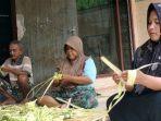 Dusun Jakan Bangkalan Jadi Pemasok Cangkang Ketupat dan Lepet, Produksi 3 Ribu Sehari Semalam