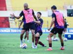 Skuad-Persik-Kediri-saat-melakoni-official-training-OT.jpg