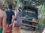 Sopir-pikap-MN-kaos-hitam-warga-Desa-Manoan.jpg