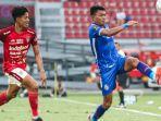Striker-Arema-FC-Dedik-Setiawan-saat-menendang-bola.jpg