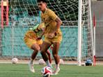Striker-Madura-United-Aji-Kusuma-berlatih-di-Stadion-Gelora-Bangkalan.jpg