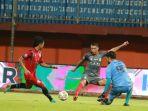 Striker-Madura-United-Alberto-Goncalves-berduel-dengan-pemain-dan-kiper-Arema-FC.jpg