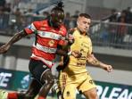 Striker-Madura-United-Balotelli-berduel-dengan-pemain-Persija.jpg