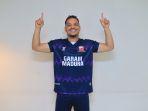 Striker-Madura-United-Lulinha-saat-memakai-Jersey-Anyar-yang-akan-dipaka.jpg