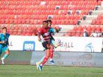 Striker-Madura-United-Maxuel-Cassio-saat-berduel-dengan-pemain-PSBS-Biak.jpg
