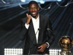 Striker-Paris-Saint-Germain-PSG-Ousmane-Dembele-berpose-dengan-trofi-Ballon-dOr-2025.jpg