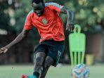 Striker-Persebaya-Flavio-Silva-saat-menendang-bola-dalam-sesi-latihan.jpg