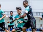 Striker-Persebaya-menjalani-latihan-di-Lapangan-ABC-Kompleks-Stadion-GBT.jpg