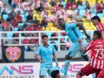 Striker-Persela-Ezechiel-Ndouasel-melepaskan-heading-berbuah-gol-ke-gawang-Deltras.jpg