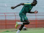 Striker-asing-Persebaya-Flavio-Silva-saat-berlatih-bersama-tim.jpg