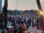 Suasana-Alun-Alun-Trunojoyo-Kabupaten-Sampang-Madura-dipadati.jpg