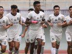 Suasana-pemain-Madura-United-FC-saat-latihan-di-Stadion-Gelora-Bangkalan-Madura.jpg