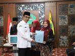 Suasana-saat-Bupati-Pamekasan-KH-Kholilurrahman-Wafi-menyerahkan-secara.jpg