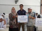 Suasana-saat-Srikandi-dan-Yayasan-Baitul-Maal-YBM-PLN-UP3-Madura-menyalurkan.jpg