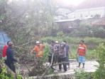 Suasana-saat-TNI-Polri-BPBD-Pamekasan-dibantu-warga-Kecamatan-Palengaan.jpg