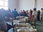 Suasana-saat-pekerja-di-gudang-tembakau-mengangkut-bal-tembakau-yang.jpg