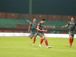 Suasana-saat-pertandingan-Madura-United-FC-melawan-Arema-FC-di-Stadi.jpg