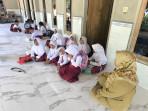 Suasana-saat-siswa-SDN-Potoan-Daya-2-Kabupaten-Pamekasan-Madura-belajar-di.jpg