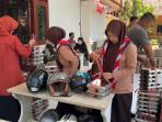 Suasana-saat-siswa-di-Pamekasan-hendak-membagikan-MBG-ke-sejumlah-kelas.jpg