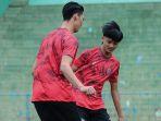 Syaeful-Anwar-dan-Achmad-Maulana-Syarif-dua-pemain-Arema-FC-yang-bertahan.jpg