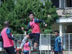 Syaeful-Anwar-pemain-Arema-FC-saat-bersiap-menyambut-bola-hasil-dari-umpan.jpg