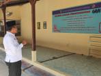 TEGAS-Kalapas-Kelas-IIA-Pamekasan-Syukron-Hamdani-saat-menunjukan.jpg