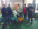 TERTANGKAP-Kusnadi-Pitono-dan-Arif-Sugiyono-saat-diamankan-Polsek-Ambul.jpg