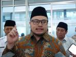 TIDAK-DILARANG-Bupati-Kediri-Hanindhito-Himawan-Pramana-saat-memberi.jpg