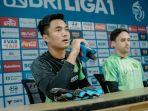 TIDAK-GENTAR-Kiper-Persebaya-Ernando-Ari-saat-jumpa-pers-jelang-laga.jpg