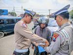 TINDAK-TEGAS-Kasatlantas-Polres-Sampang-AKP-Sigit-Ekan-Sahudi-kiri-bersama-angg.jpg