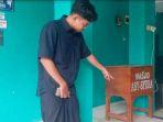 Takmir-Masjid-Asy-Syuura-Kota-Malang-Supratman-21-saat-menunjukkan-letak-kotak-amal.jpg