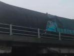 Tangkap-layar-video-truk-bermuatan-telur-menabrak-pantat-truk-tronton-di-Tol-Dupak-Perak.jpg