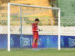 Teguh-Amiruddin-saat-menjaga-gawang-Arema-FC.jpg