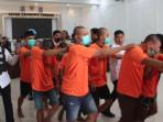 Tersangka-penyalahgunaan-narkoba-saat-digiring-masuk-ke-ruang-tahanan-Polres-Pamekasan.jpg