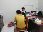 Tersangka-perdagangan-orang-saat-diperiksa-tim-penyidik-Unit-PPA-Sat-Reskrim-Polres-Sampang.jpg