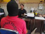 Tersangka-saat-diperiksa-Tim-Penyidik-Satreskrim-Polres-Sampang-Madura.jpg
