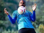 Thales-Lira-saat-mengontrol-bola-dengan-dada.jpg
