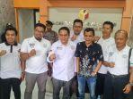 Tim-Hukum-Nasional-AMIN-Jawa-Timur-saat-foto-bersama-di-depan-Kantor-Bawaslu-Jatim.jpg