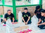 Tim-Pelatih-dan-perwakilan-pemain-Persebaya-saat-ziarah-ke-makam-pendiri.jpg