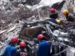 Tim-rescue-gabungan-di-tengah-mencari-korban-menemukan-mobil-Mercy.jpg